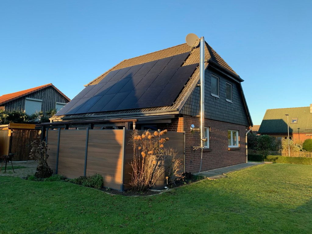 Einfamilienhaus mit moderner Photovoltaikanlage auf dem Dach zur nachhaltigen Stromerzeugung.