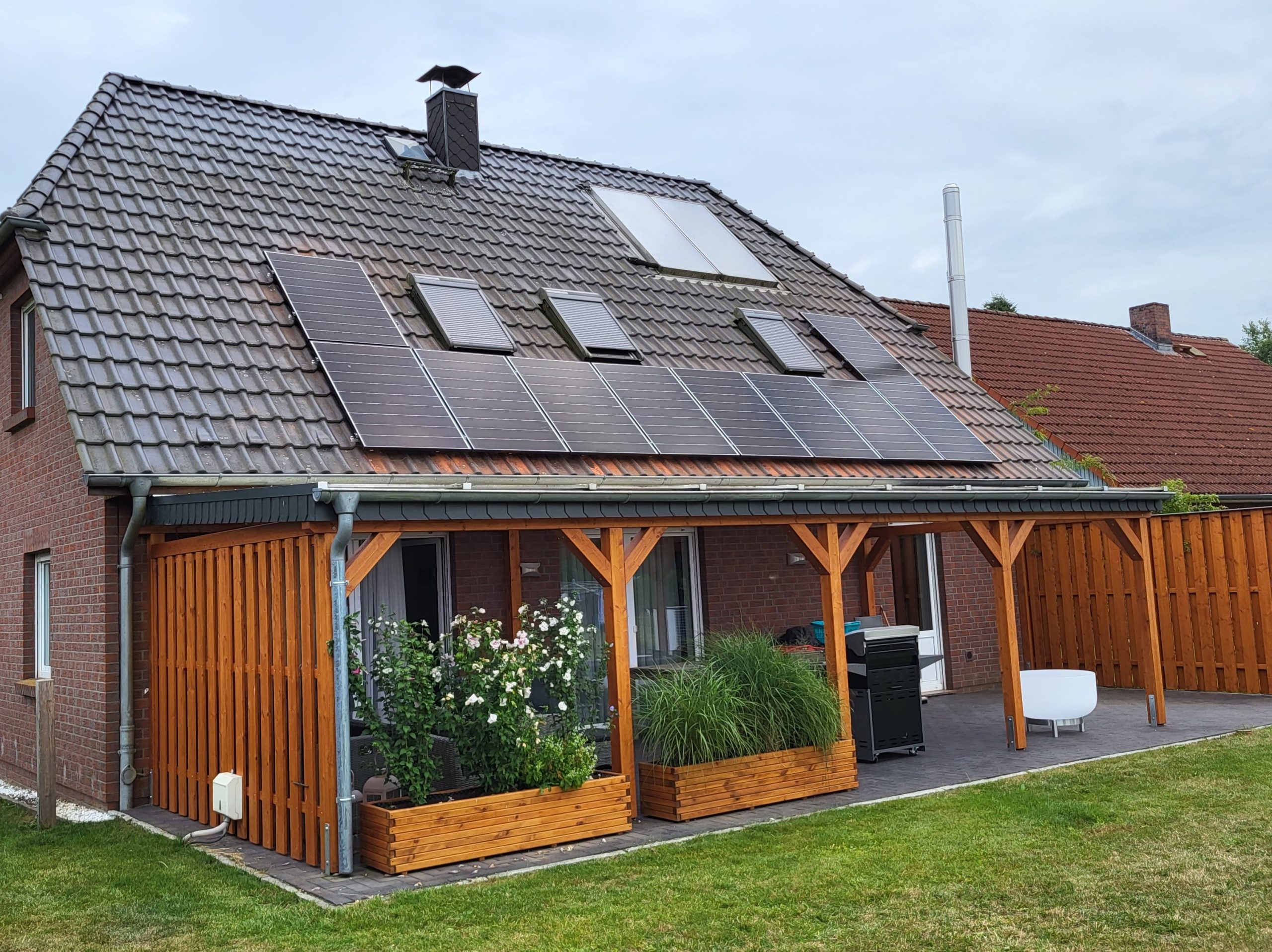 Klein aber fein. 10 Module mit einer Südausrichtung. Die darunterliegende Terrasse stellte
keinerlei Herausforderung dar.