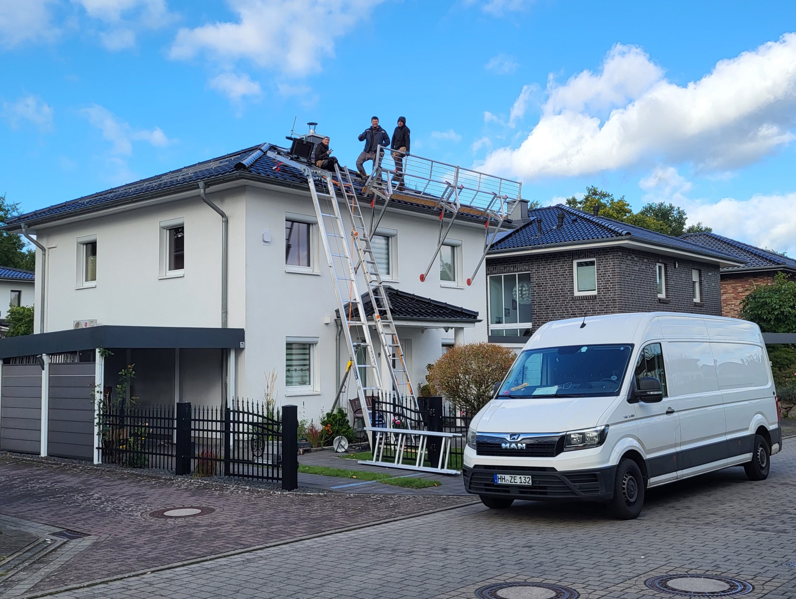 Grom Solar Montageteam bei Photovoltaik Installation auf Einfamilienhaus in Schleswig-Holstein