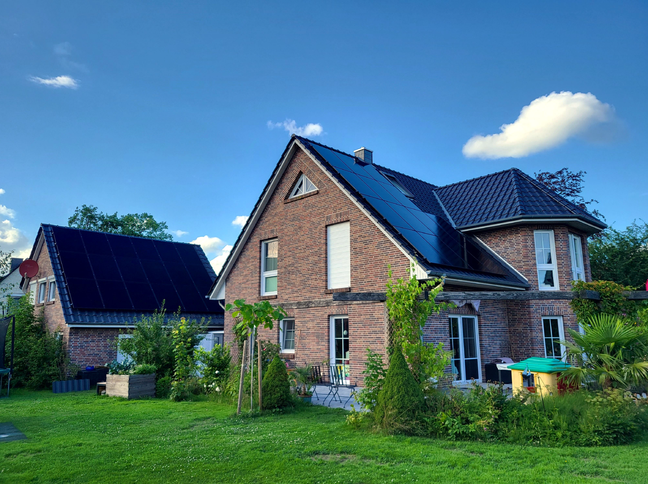 15 kWp Photovoltaikanlage auf zwei Dächern eines Einfamilienhauses – Grom Solar Referenz Schleswig-Holstein