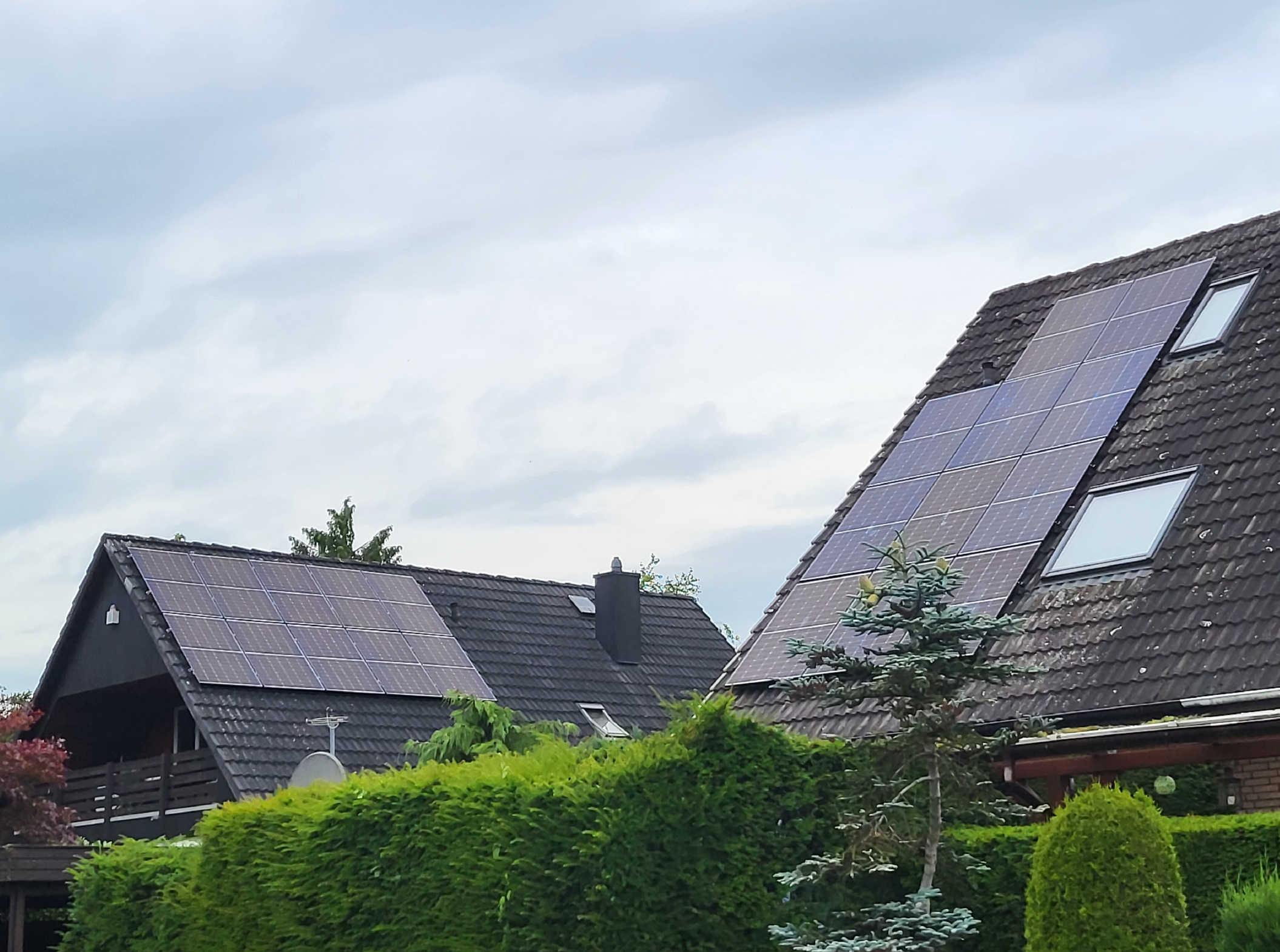 Zwei Photovoltaikanlagen auf Nachbarhäusern in Bokholt-Hanredder – installiert von Grom Solar