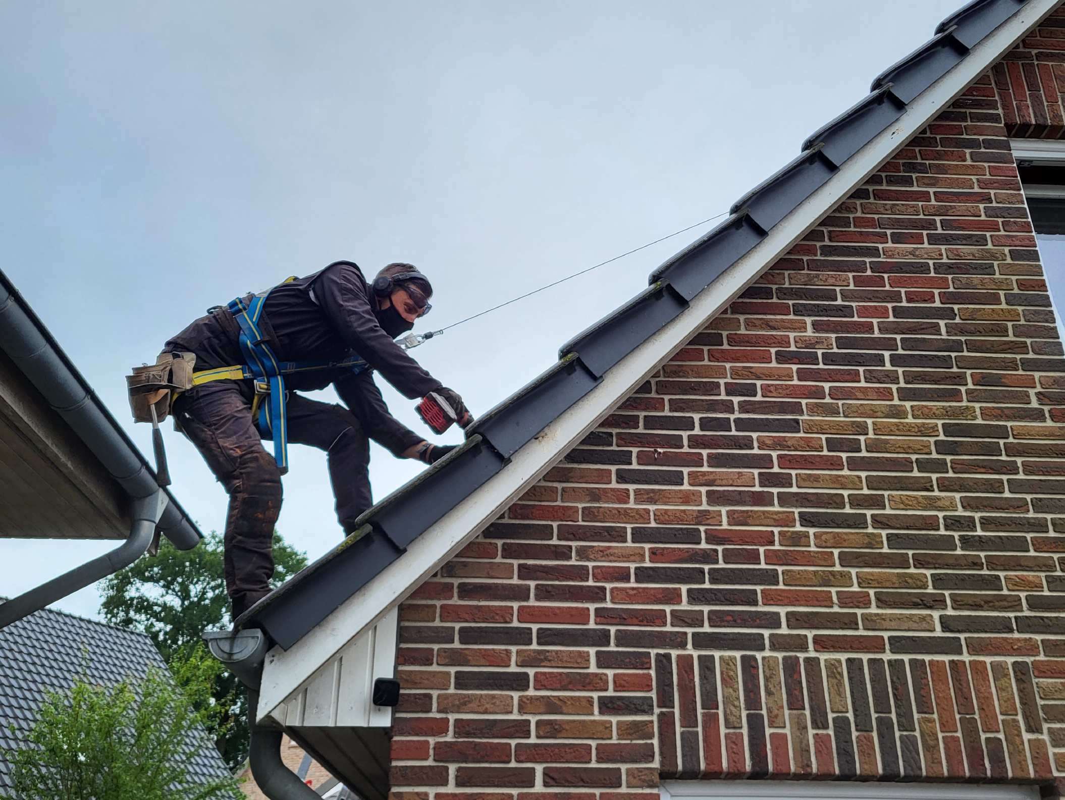Grom Solar Monteur mit Absturzsicherung bei Photovoltaik Installation – Sicherheit auf dem Dach in Schleswig-Holstein