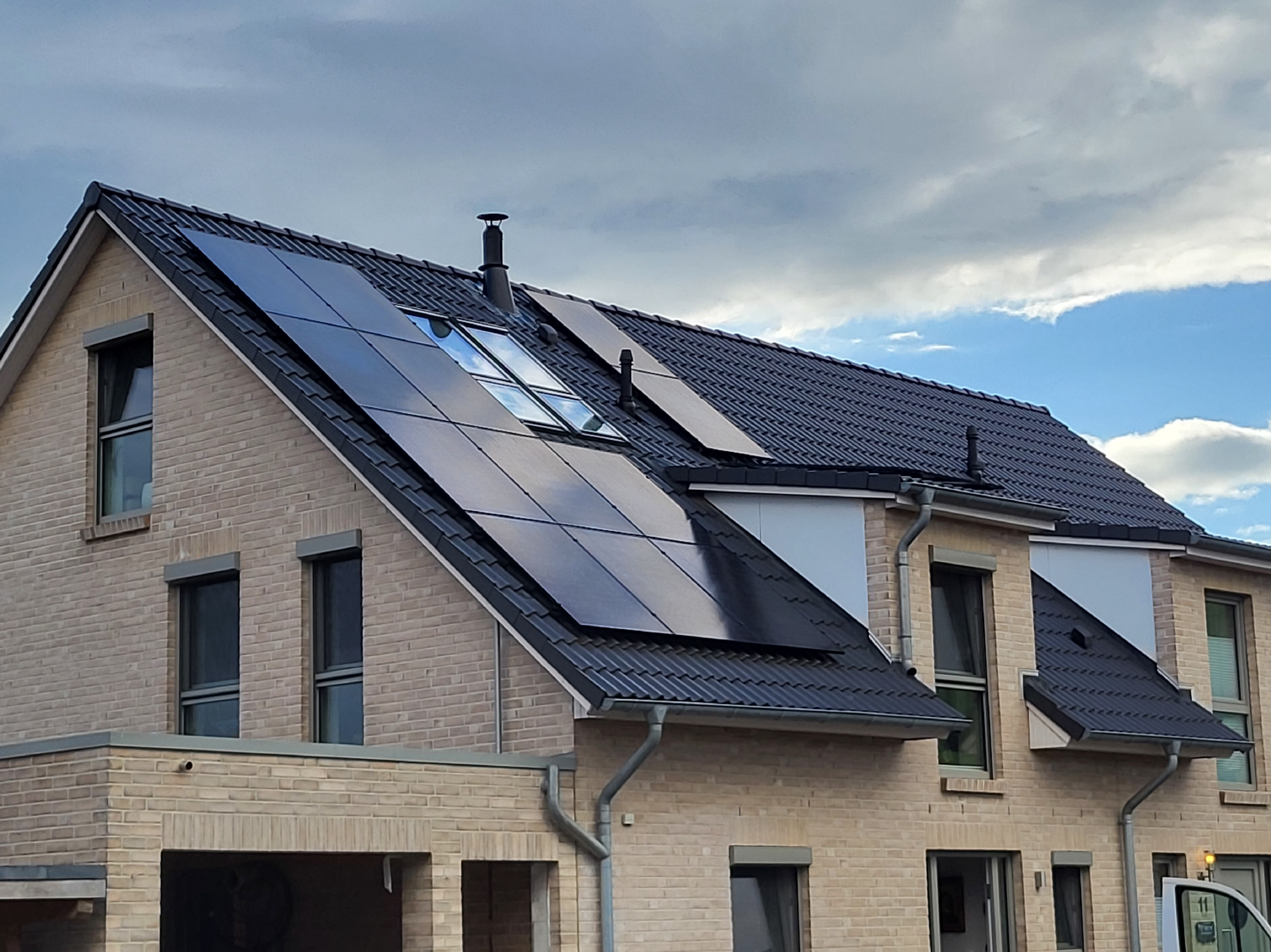 Photovoltaikanlage auf modernem Neubau in Schleswig-Holstein – Grom Solar Referenzprojekt