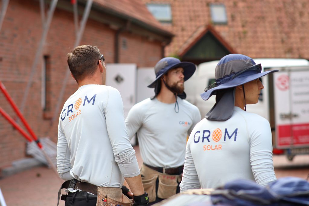 Grom Solar Montageteam bei der Vorbereitung einer Photovoltaik Installation in Schleswig-Holstein