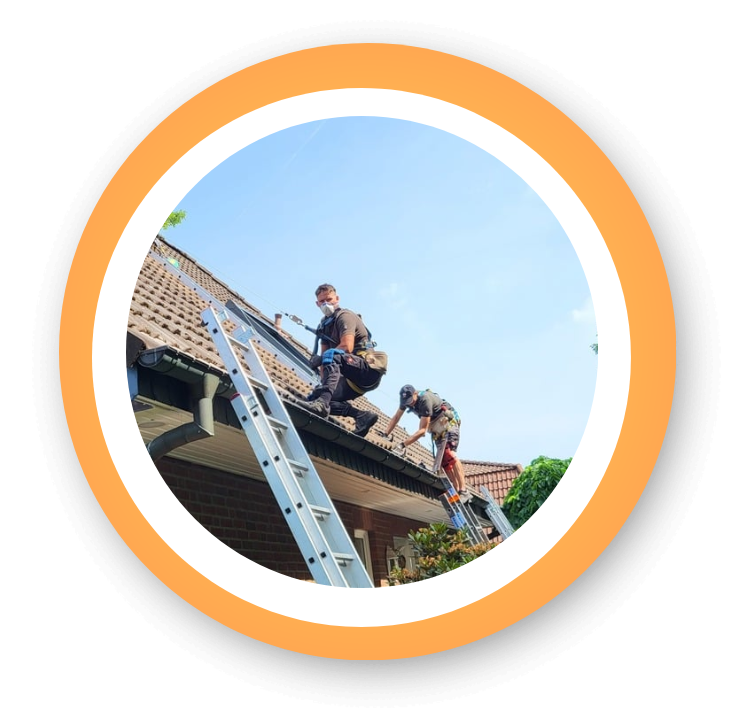 Grom Solar Monteure bei der Photovoltaik Installation auf Ziegeldach – Kaltenkirchen Schleswig-Holstein